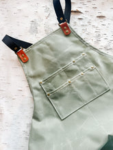 PEG APRON