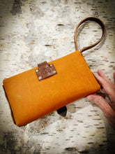 ARBUTUS CLUTCH - Vintage Vibes